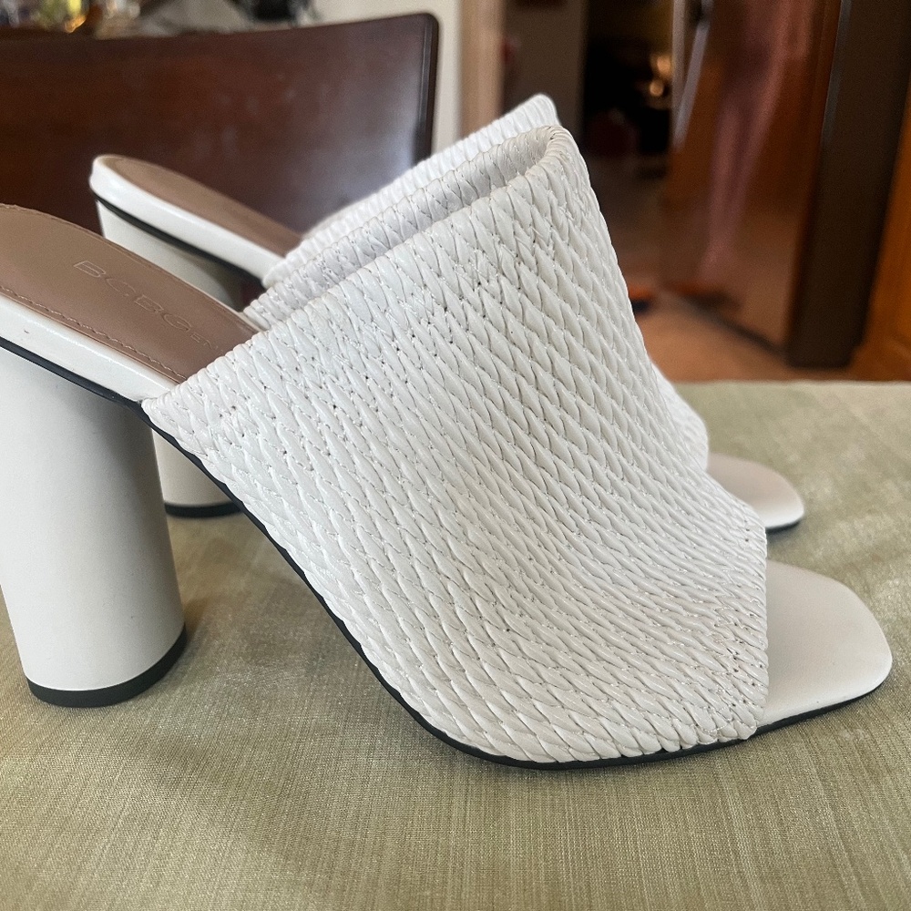 NWOT BCBGeneration white sandals size 7